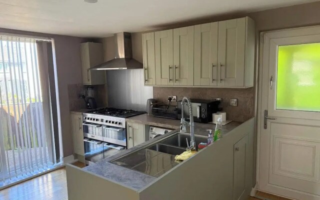 Spacious 6 Bedroom Family House