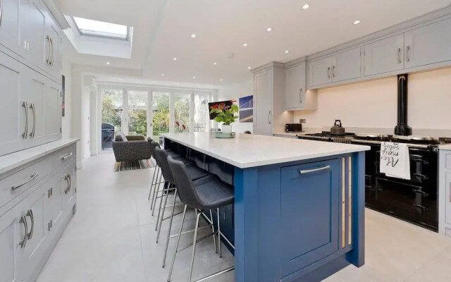 Spacious 4 Bed House, Battersea