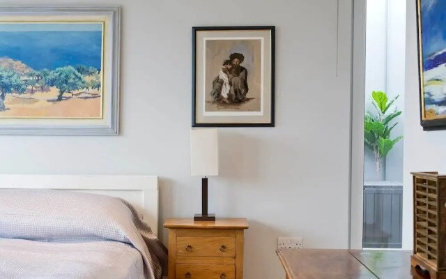 Fabulous 2-bed Penthouse, Wimbledon