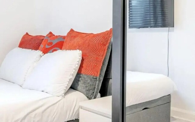 Luxury Central London Balcony 1-bed Apt w/ Parking