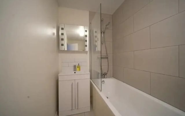 Spacious 3 Bedroom Apartment in Battersea With Terrace