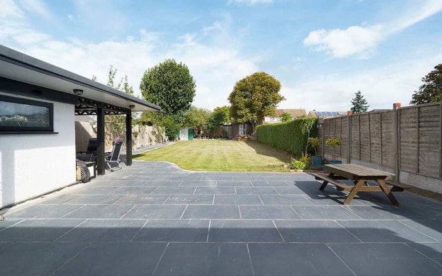 Stylish 3-bedroom Bungalow in London