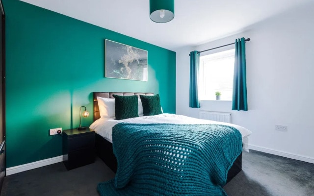 5 Bed House Manchester by MCR Dens