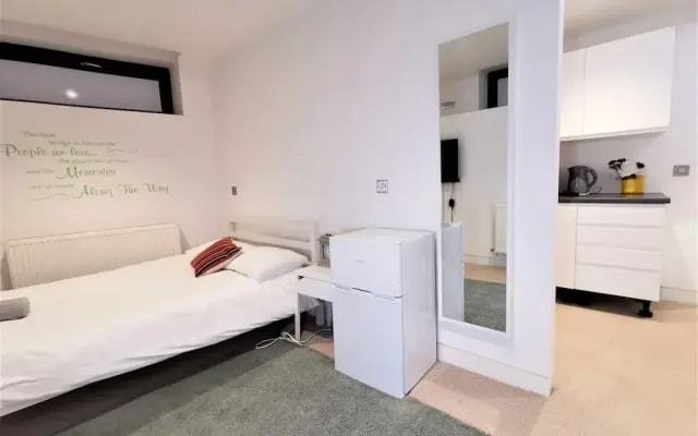Spacious Double Room with en-suite - 1b