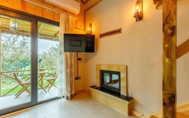 Peaceful Bungalow House On Riverside