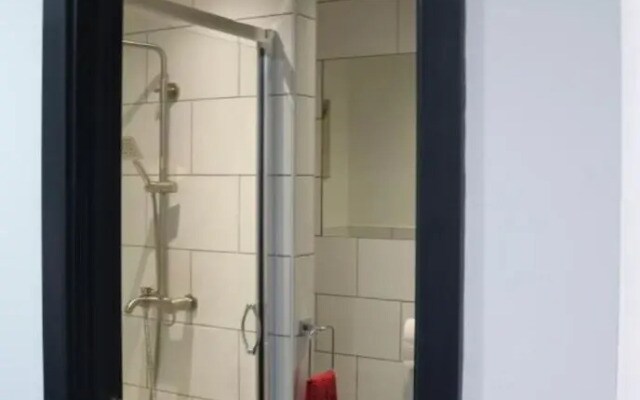 1 Bed Flat - Sleeps 2 - Parking - Balcony - Wifi