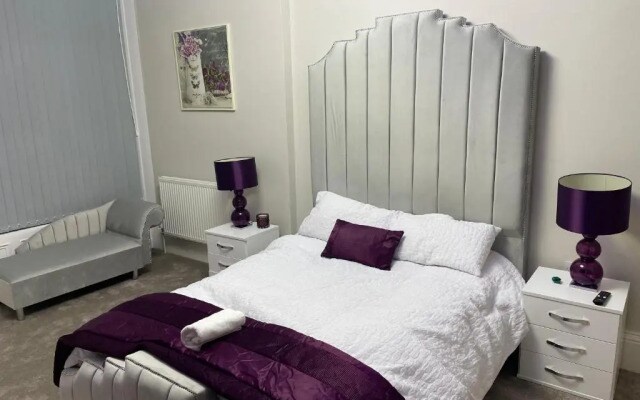 1 Bed Flat - Sleeps 2 - Hot Tub - Parking - Wifi