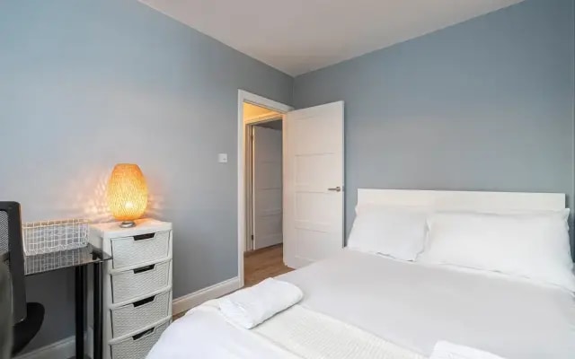 Charming Chiswick Flat by Underthedoormat, London
