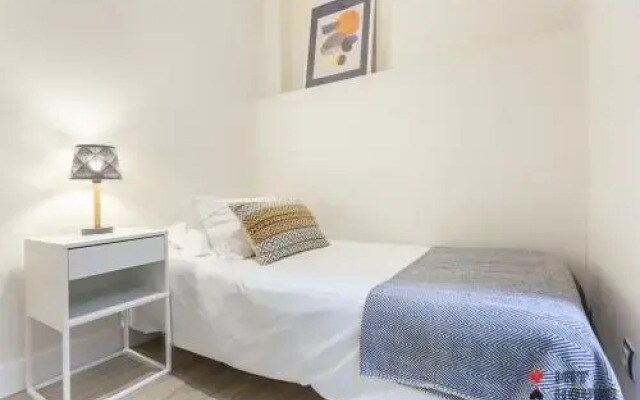 Mit House Universidad En Madrid