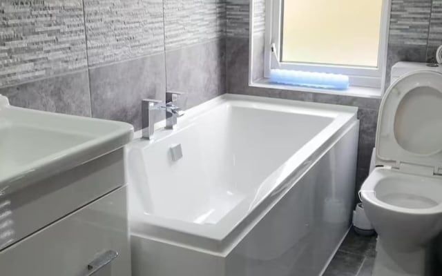 Parking - Garden - Wifi - Sleeps 4