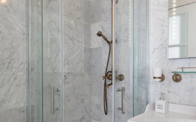 Jordaan Suite bed and bubbles