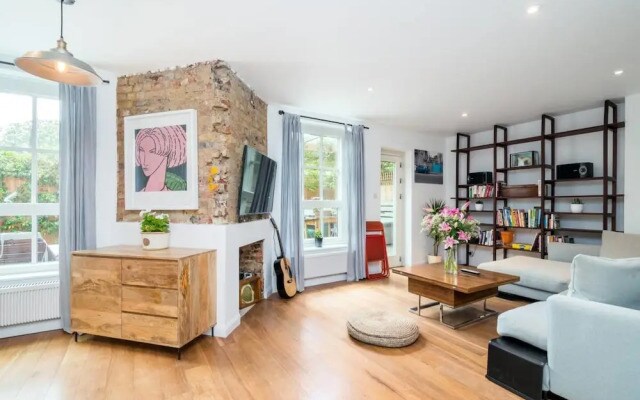 2BR Home in London W/terrace + Parking