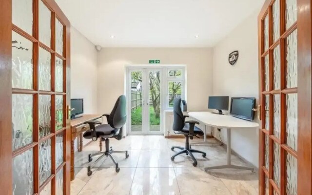 5-bed House - Sleeps 10 - Garden - Parking