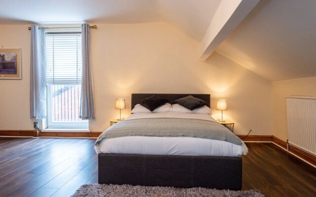 10 Guests - Free Parking - City Centre