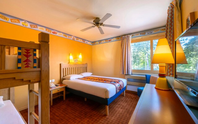Отель Disney Hotel Santa Fe
