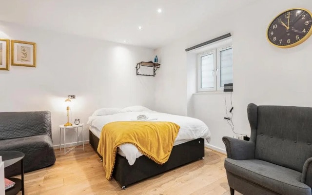 Beautiful Hyde Park Studio Flat
