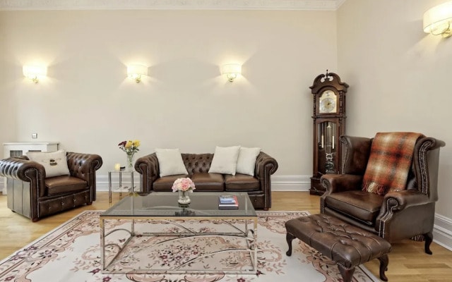 Historic Whitehall Flat in SW1 by Underthedoormat, London