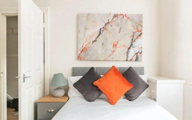 3 Bed House - Sleeps 7 - Garden - Parking - Wifi