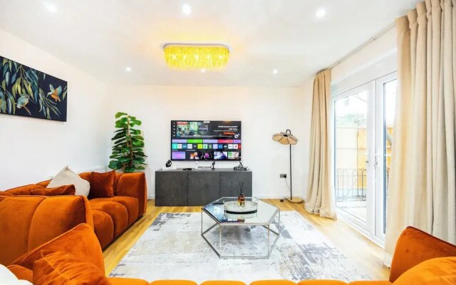 Modern 3 Bedroom House in  Stratford
