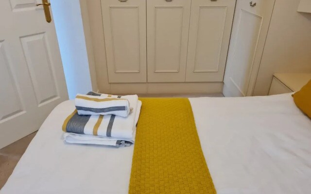 Immaculate 3-bed House With Free Parking in Bolton