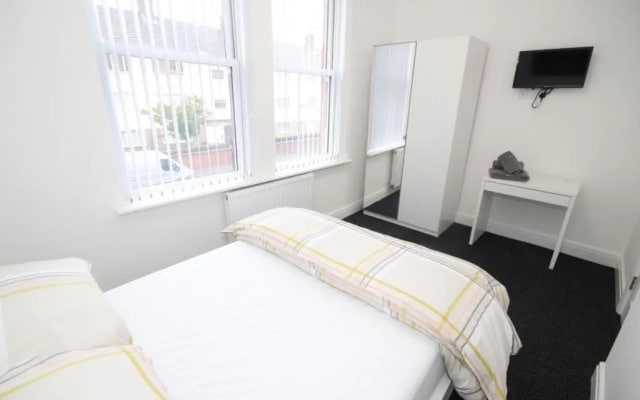 Stylish 7 Bed House, close to City Centre