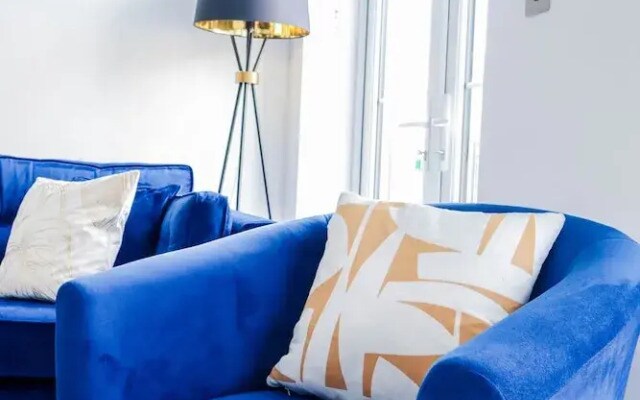 Luxurious 2 Bedroom Apartment - Free Parking