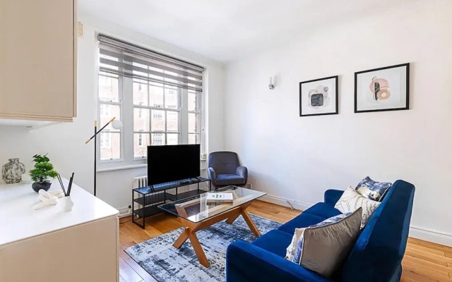 Modern 2 Bedroom Flat Near Queensway