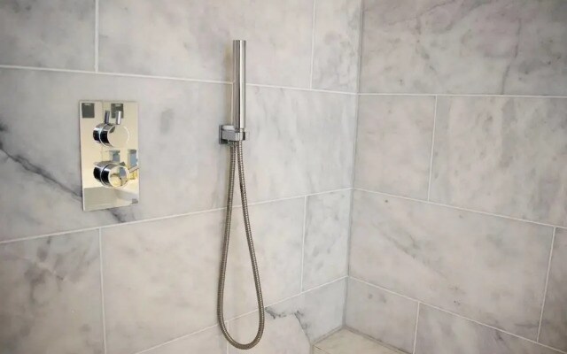 Luxury 2BR Penthouse in West Kensington W/terrace