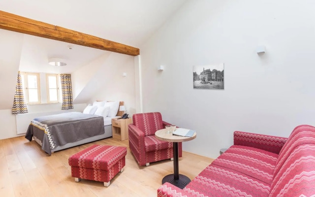 Hotel At the White Lily