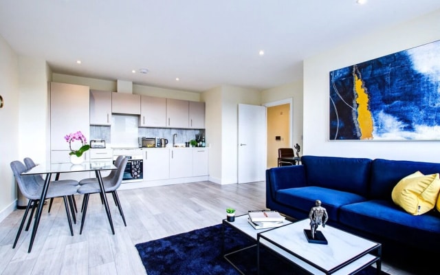 Charming 2-bed Apartment in Cheam, Sutton