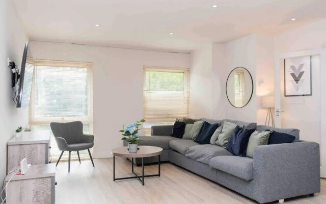 3 Bed Private Bungalow Close to Amenities, Wifi, Parking
