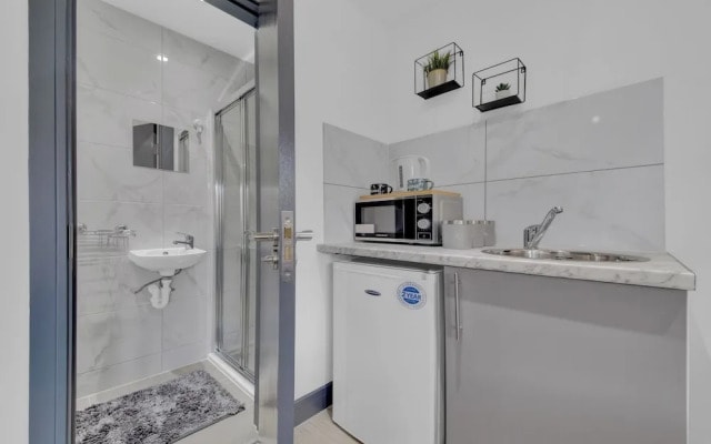 Lovely 1-bed Studio in Feltham