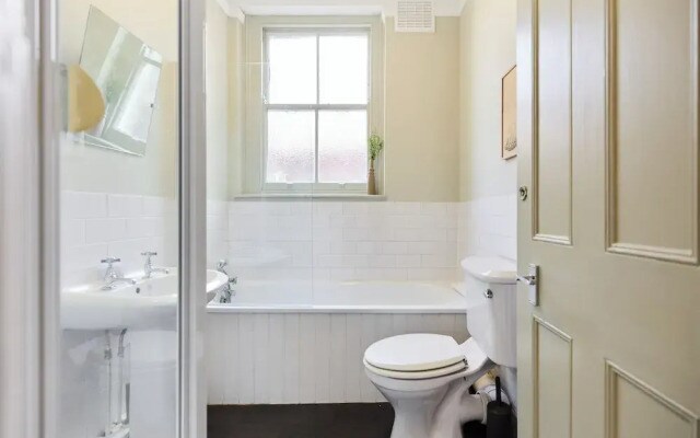 Classic Edwardian Flat near Emirates