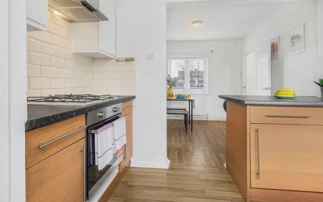 Spacious 3-bed House With car Park Near Heathrow
