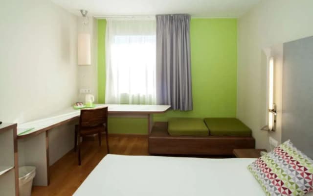 Отель Travelodge BCN Cornella Fira