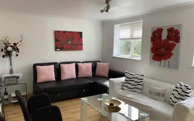 Riverside Townhouse with private Garden