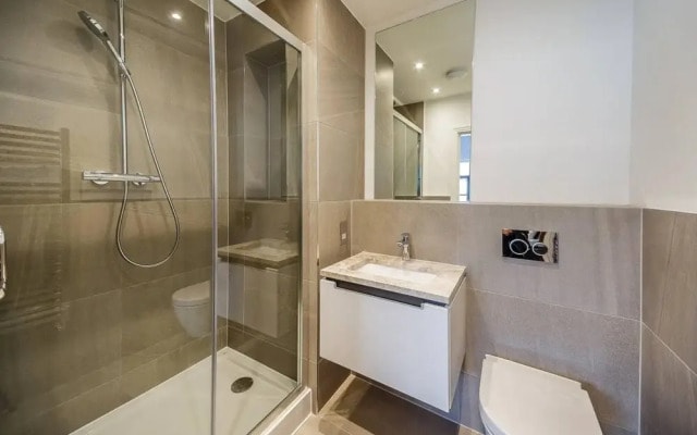 Designer 2 Bed Apartment in Riverside Development