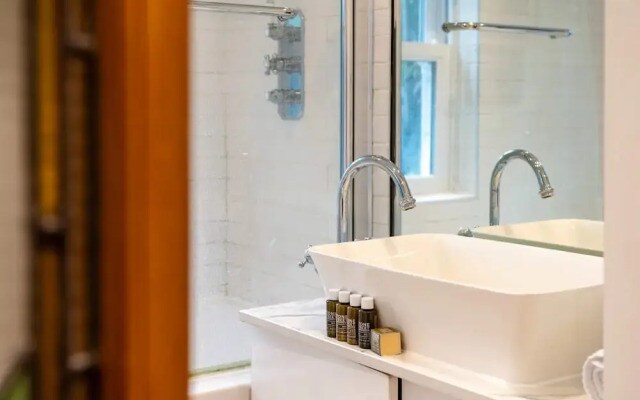 Beautiful Two Bed Abode In South West London