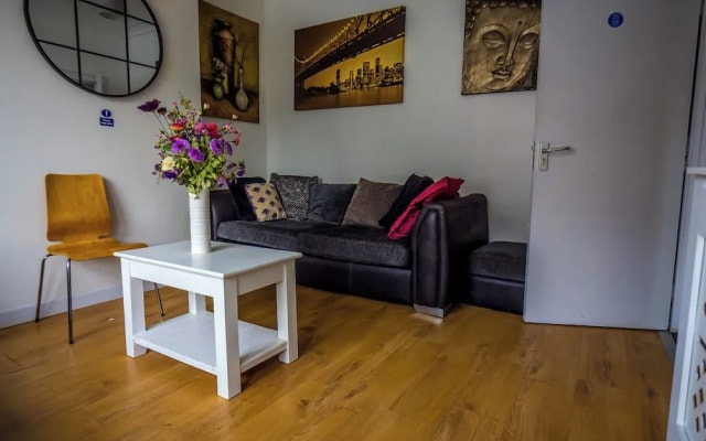 Ensuite1 Woodhouse private bath 2kitchen