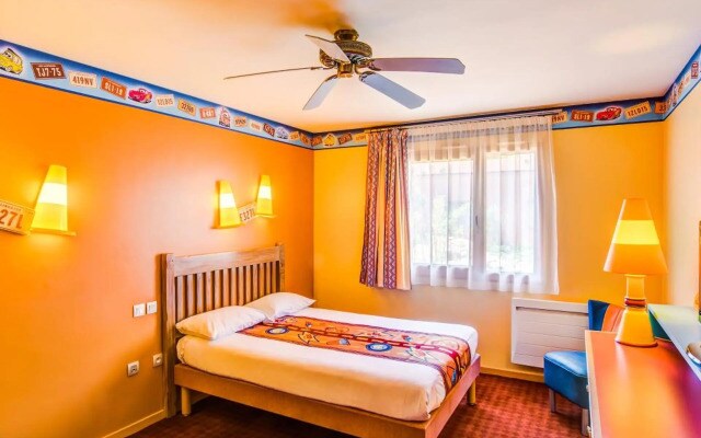 Отель Disney Hotel Santa Fe