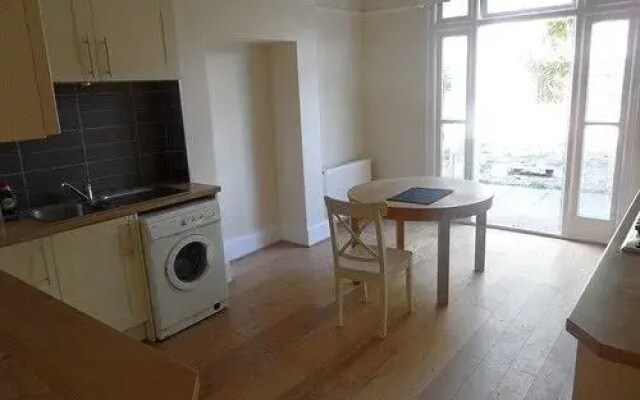 Lodge NW2