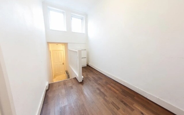 Spacious 2 Bedroom Flat in Queens Park - Sleeps 6