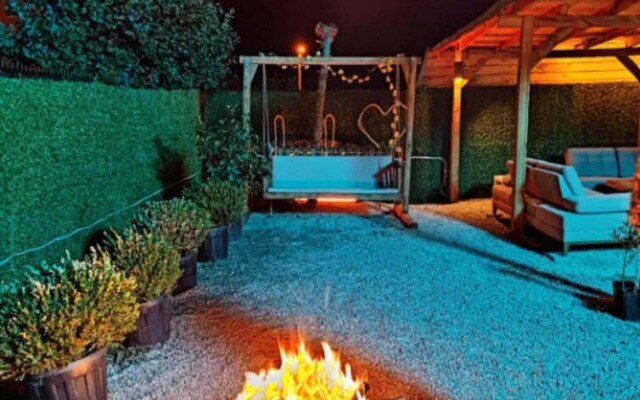 Bungalow with Shared Garden near Beach in Cinarcik