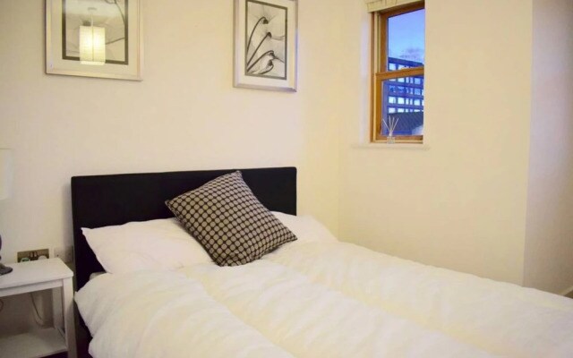 2 Bedroom Flat Sleeps 4 in Balham