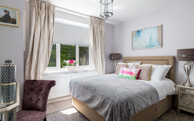 Sophisticated modern 2-bed 2-bath on Cromwell rd
