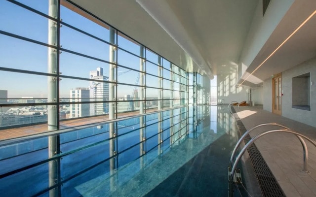 City Suite - Rooftop Spa - Balcony - Skyline View