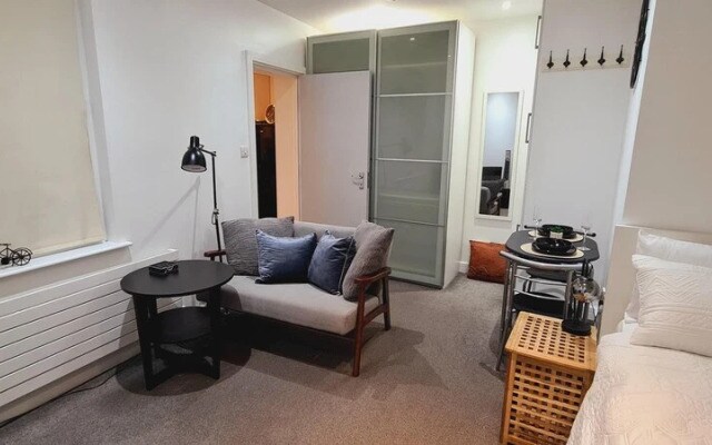 Maple House - Inviting 1-bed Apartment in London