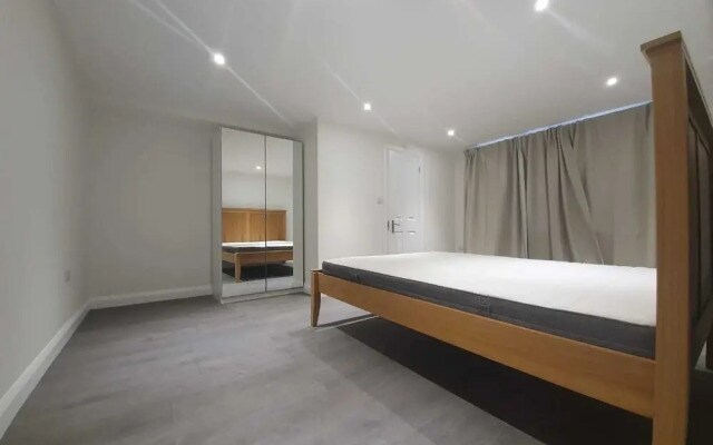 2 Bed Hollywood Movie Themed Apt
