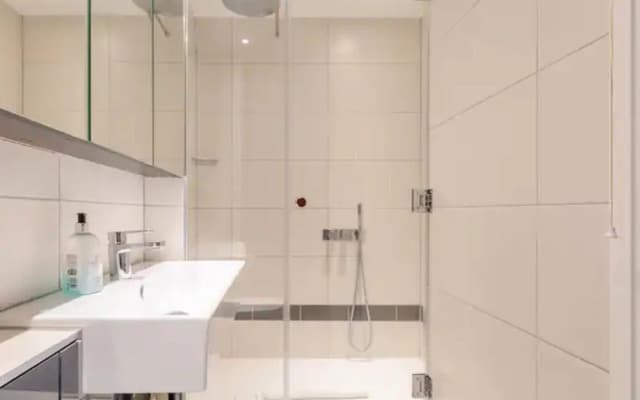 Chic 1BD Flat W/patio - 2 Mins From Baron's Court!