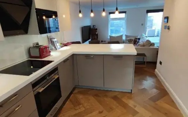 Modern 2 Bedroom Flat with private outdoor terrace